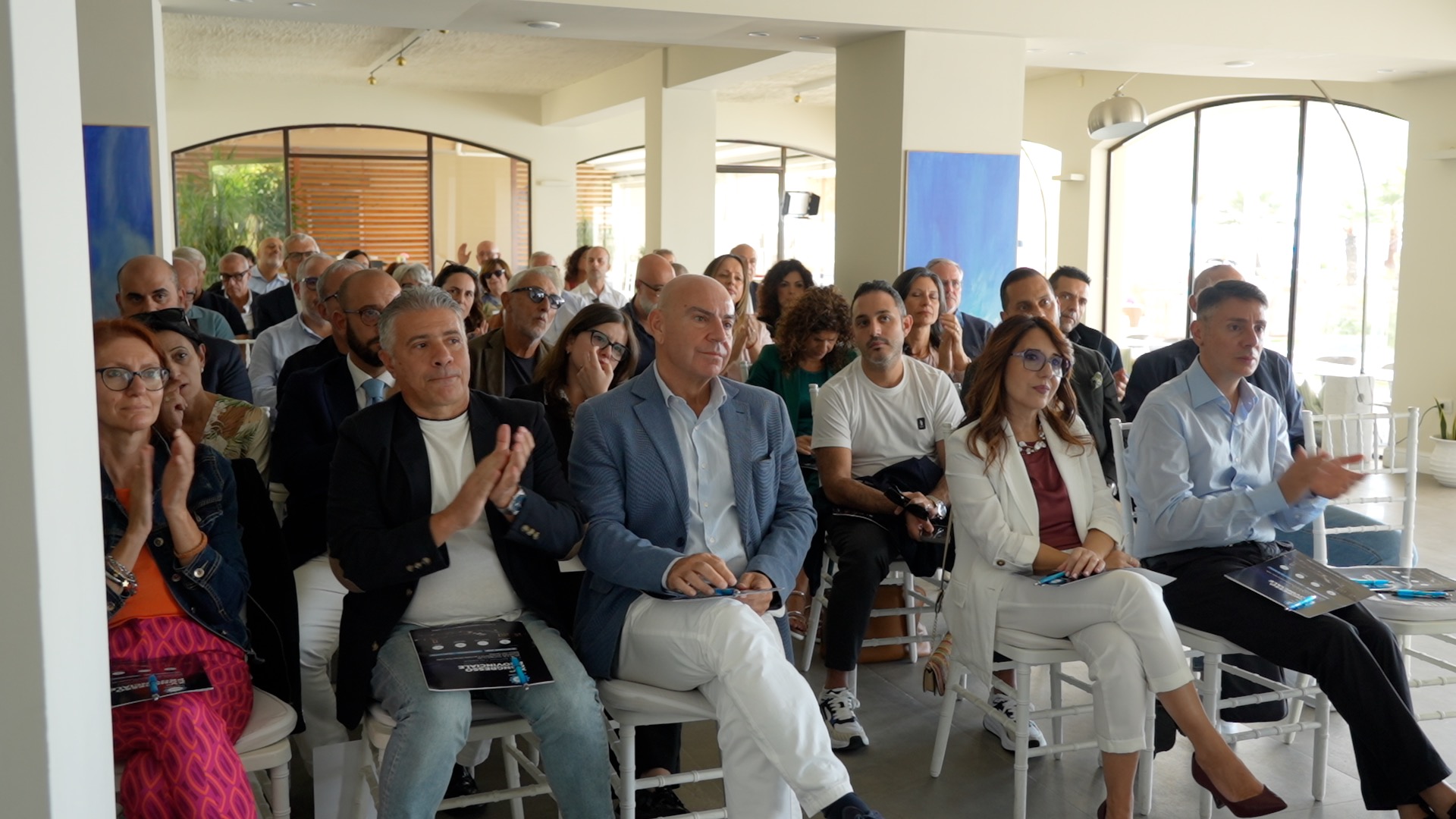 FABI REGGIO CALABRIA, VICINI ALLE PERSONE NELLA BANCA CHE CAMBIA